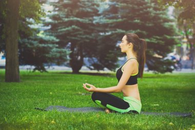 Genç kadın açık havada, sakin ol meditasyon poz