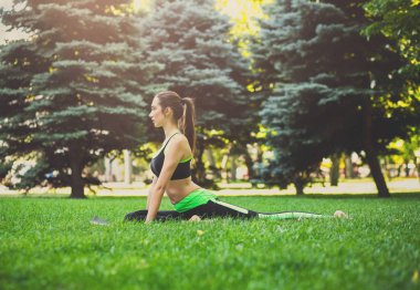 Kadın parkta açık havada germe