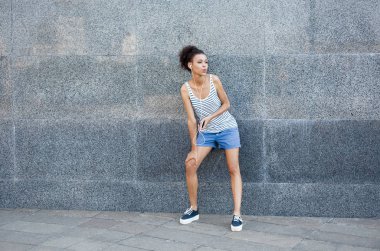 Yorgun kadın runner molası, gri duvara yakın duran verdikten