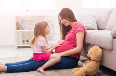 Küçük kız hamile anne karnına dokunmak