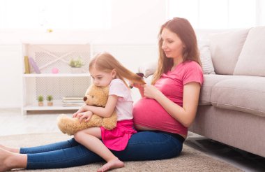 Hamile anne kızını evde penye