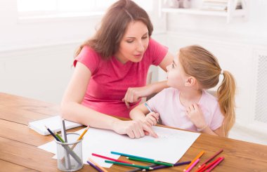 Anne kızıyla birlikte çizim