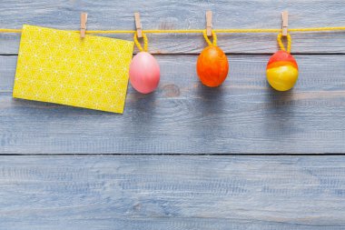 Renkli Paskalya kartı ve ahşap arka plan üzerinde çelenk