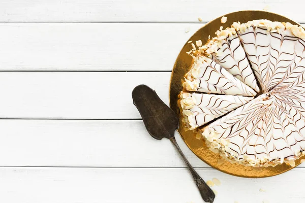 Esterhazy cake gesneden op witte plaat close-up — Stockfoto