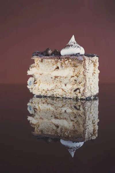 Rebanada de pastel de merengue con avellanas y crema de mantequilla — Foto de Stock