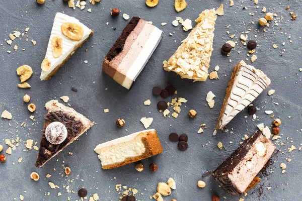 Assortiment van stukken van cake, kopie ruimte — Stockfoto