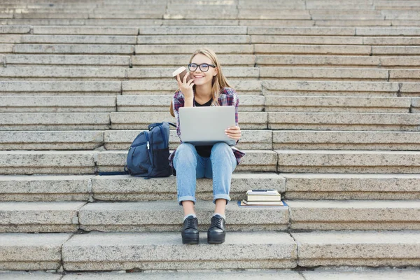 노트북을 사용 하 여 계단에 앉아 미소 학생 — 스톡 사진