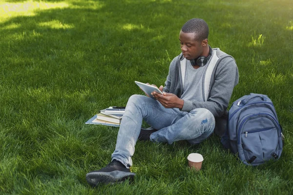 타블렛 oudoors와 잔디에 아프리카계 미국인 학생 — 스톡 사진