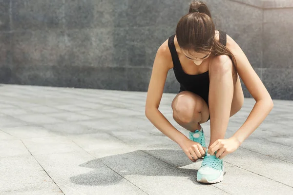 Mujer atando cordones antes de correr — Foto de Stock