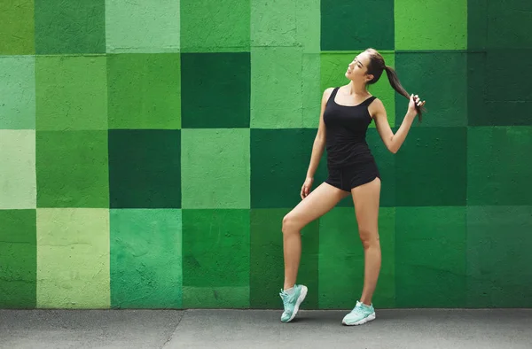 Beautiful fitness girl posing on gray background — Stock Photo, Image