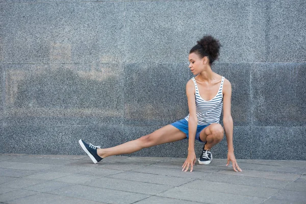Young female runner warming up before running — Stock Photo, Image