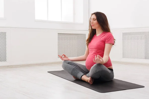 Mulher grávida meditando em casa — Fotografia de Stock
