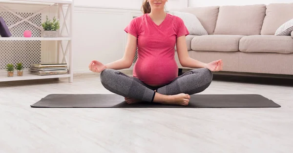Nie do poznania w ciąży kobieta medytacji w domu — Zdjęcie stockowe