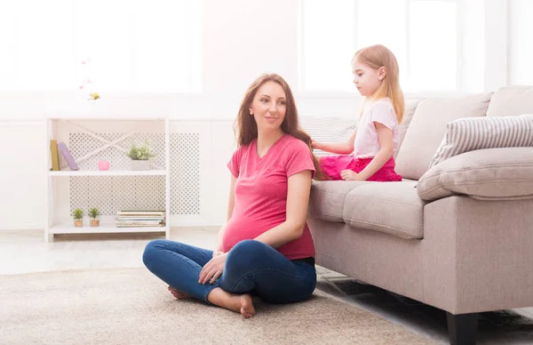 Daughter combing her mothers hair at home — Stock Photo, Image