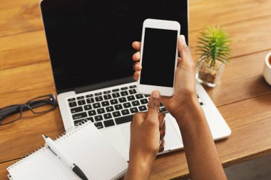 İşyerinde, closeup Smartphone kullanan siyah kadın