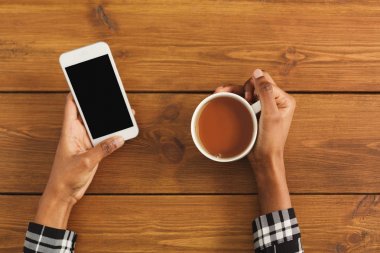 Siyah adam içme kahve, üstten görünüm