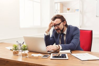 Overworking işadamı işyerinde