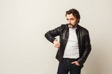 Sakallı adam akıllı saatini gösterilen