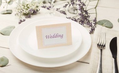 Word düğün beyaz tabakta kartıyla