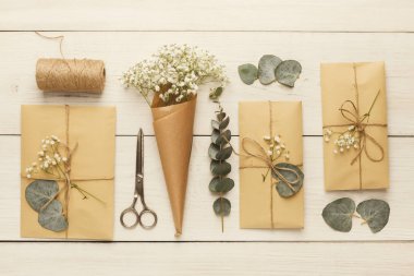 Beyaz ahşap masa zarflara düğün