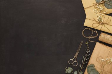 Siyah arka plan üzerine düğün zarflar