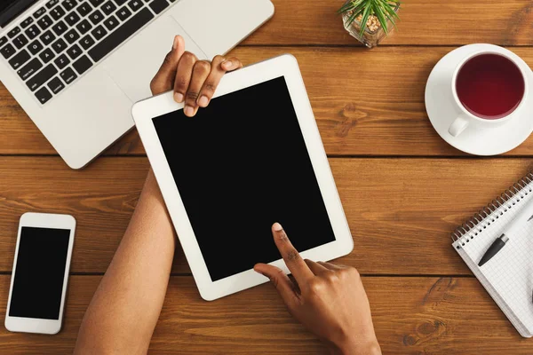 Schwarze weibliche Hände auf digitalem Tablet, Ansicht von oben — Stockfoto