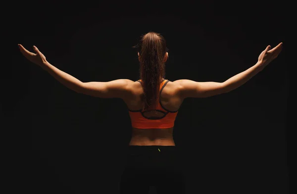 Mujer atlética mostrando cuerpo muscular — Foto de Stock