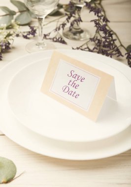 Düğün kartı ile beyaz plaka üzerinde metin