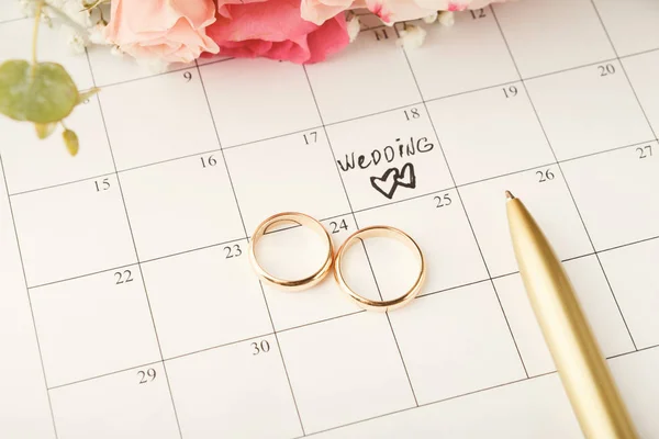 Słowo ślub na kalendarz z słodkie kwiaty — Zdjęcie stockowe