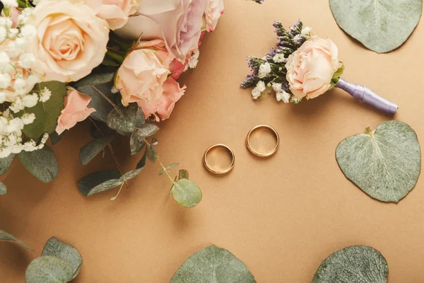 Bukiet ślubny i złote pierścienie, zbliżenie — Zdjęcie stockowe
