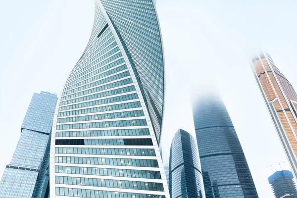 Rascacielos modernos desde una vista de ángulo bajo —  Fotos de Stock