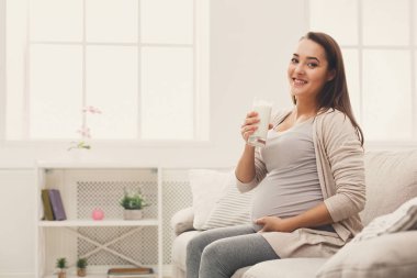 Hamile kadın süt kopya alanı bardak içme