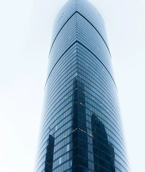 Fachadas de vidro de arranha-céus modernos no distrito de negócios — Fotografia de Stock