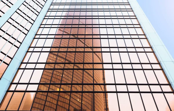 Fachadas de vidro de arranha-céus modernos no distrito de negócios — Fotografia de Stock