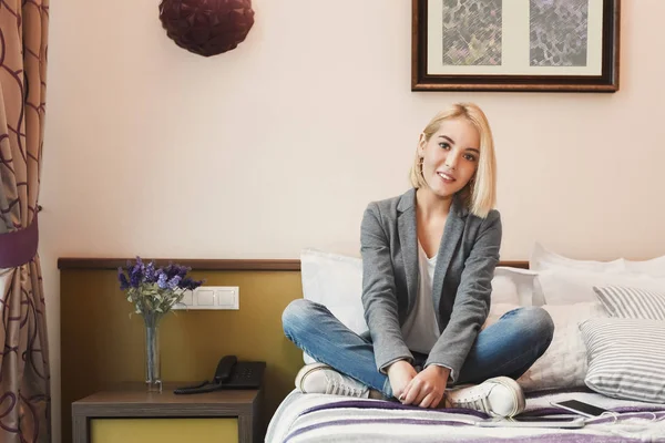 Jovem mulher sentada no quarto do hotel — Fotografia de Stock