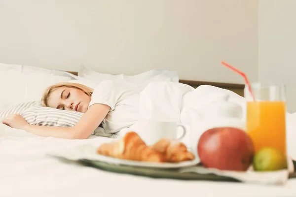 Fechar o café da manhã na frente da mulher dormindo — Fotografia de Stock