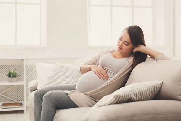 Mujer embarazada pensativa soñando con el niño — Foto de Stock