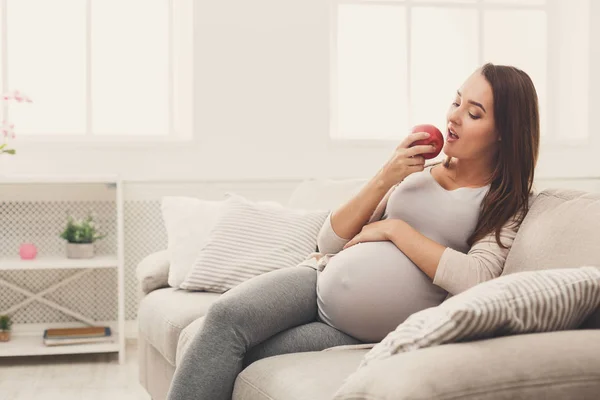 Zwangere vrouw eten apple thuis kopiëren ruimte — Stockfoto