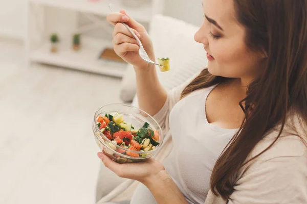 Jeune femme enceinte manger de la salade verte fraîche — Photo