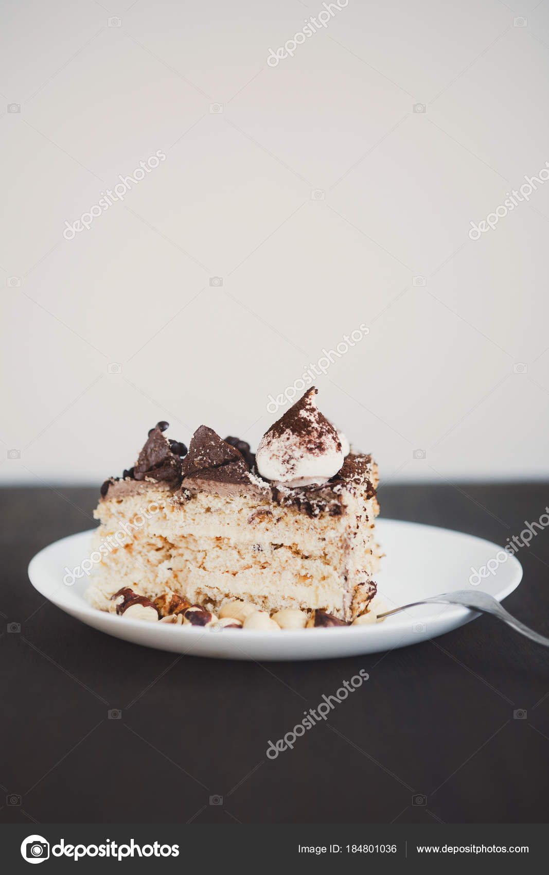 Fındık ve buttercream ile beze pasta — Stok Foto © Milkos 184801036