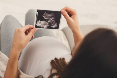 Hamile kadın onun bebek ultrason arıyor