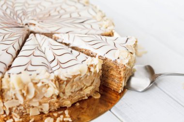 Beyaz tabak portre üzerinde Esterhazy pasta dilimlenmiş