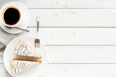 Esterhazy pasta beyaz tabağa dilimlenmiş