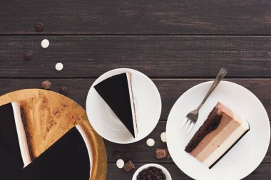 Üçlü çikolata katman mousse kek sır ile