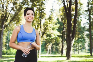 Kadın atlet molası, içme suyu verdikten