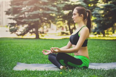 Genç kadın açık havada, sakin ol meditasyon poz