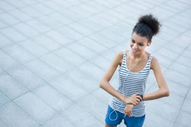 Akıllı izle, kopya alanı kullanan genç kadın