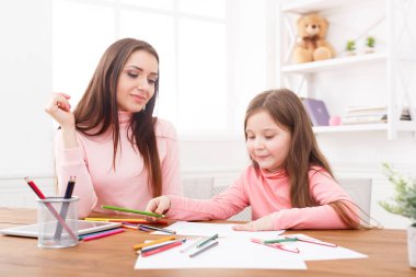 Anne kızıyla birlikte çizim