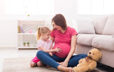 Küçük kız hamile anne karnına dokunmak