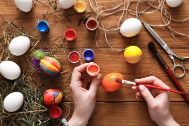 Resim renkli Paskalya yumurtaları, ahşap üzerine Üstten Görünüm